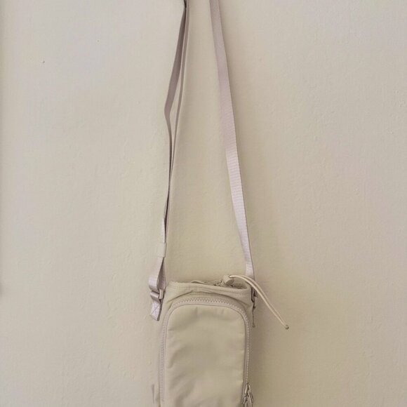Water Bottle Crossbody with Front Pocket 2L - Lululemon - Picture 2 of 6